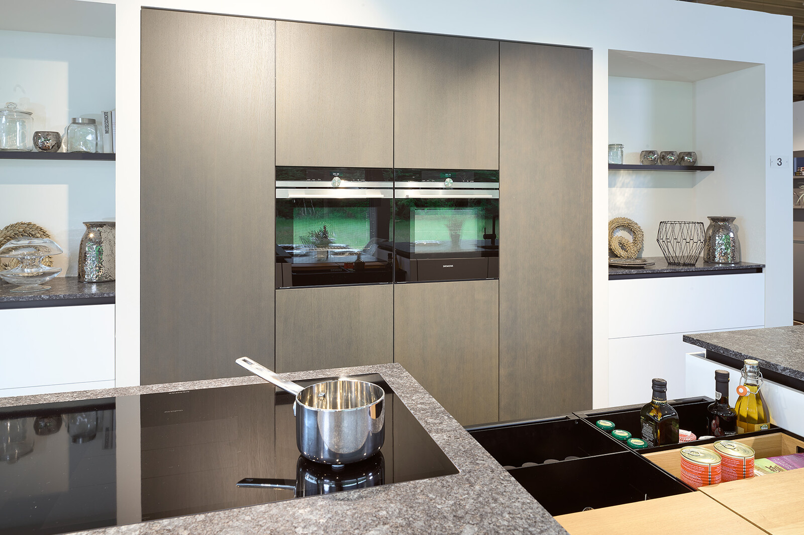 Showroomkeuken: grote next125 eilandkeuken in wit en grafietgrijs eiken elegant fineer met twee eilanden