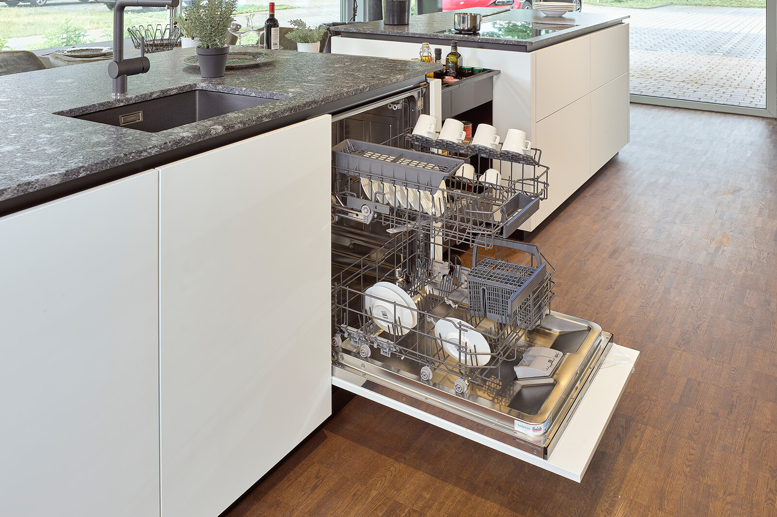 Showroomkeuken: grote next125 eilandkeuken in wit en grafietgrijs eiken met Siemens inbouwapparatuur