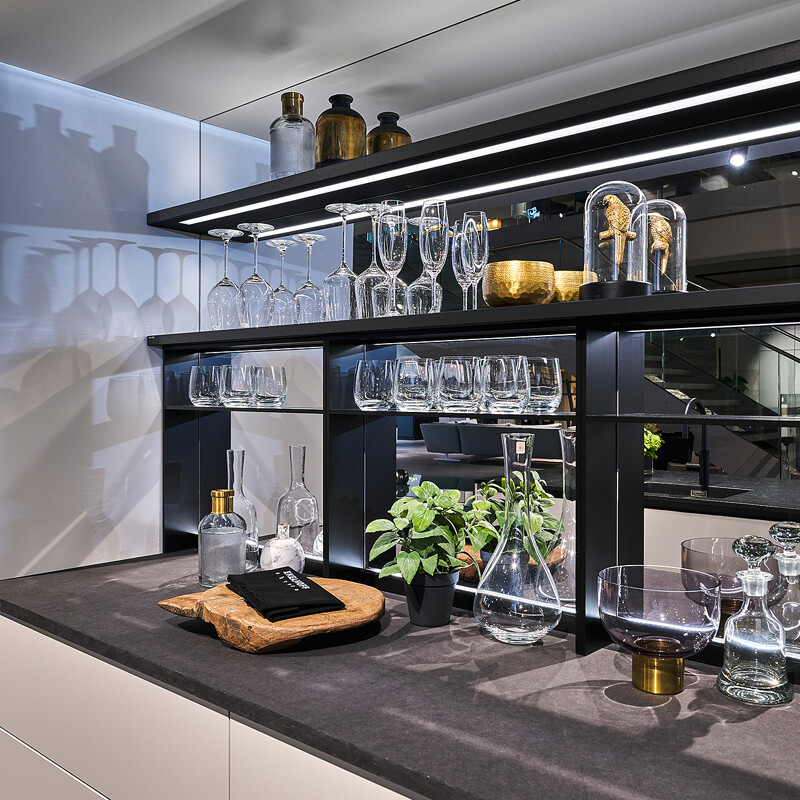 design showroomkeuken van next125 keuken met pocketdeuren en spiegel achterwand
