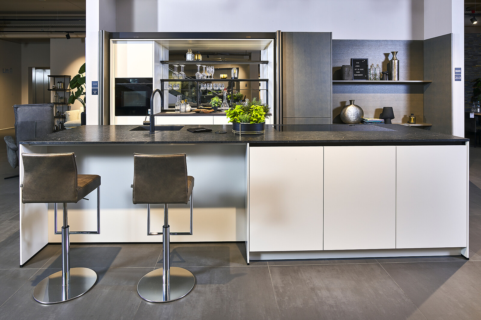 Sale_next125 showroomkeuken met pocketdeuren en Black Ice graniet