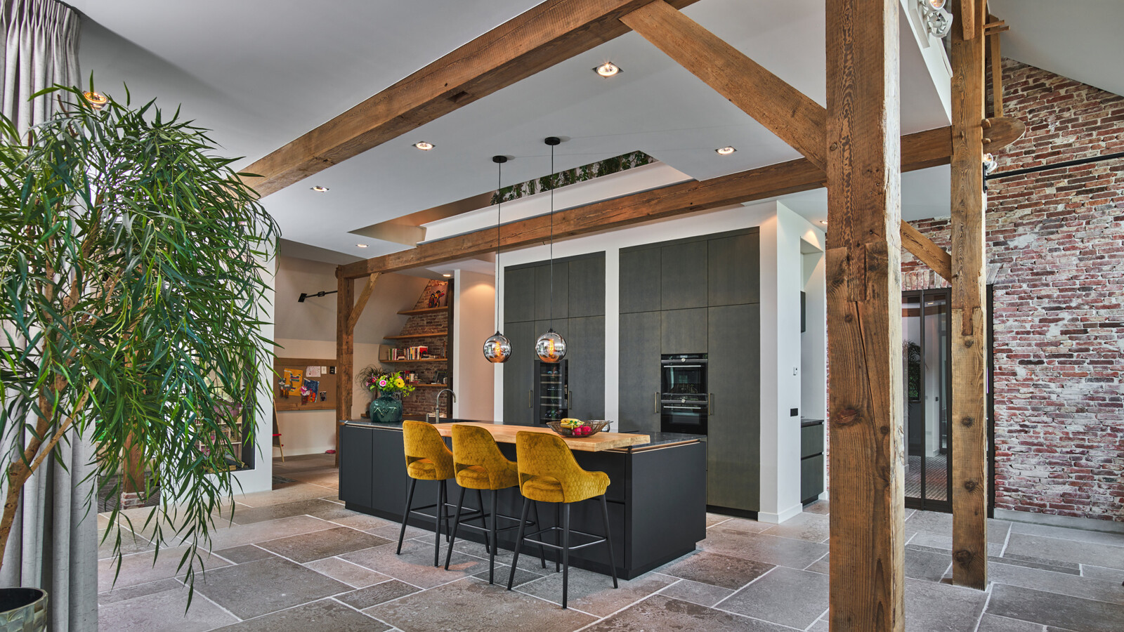 Küche von next125: Großzügige Wohnküche mit Kücheninsel in mattschwarzem Glas und Eiche Graphit. Bei unseren Kunden zu Hause, von Ekelhoff Küchen in Nordhorn.