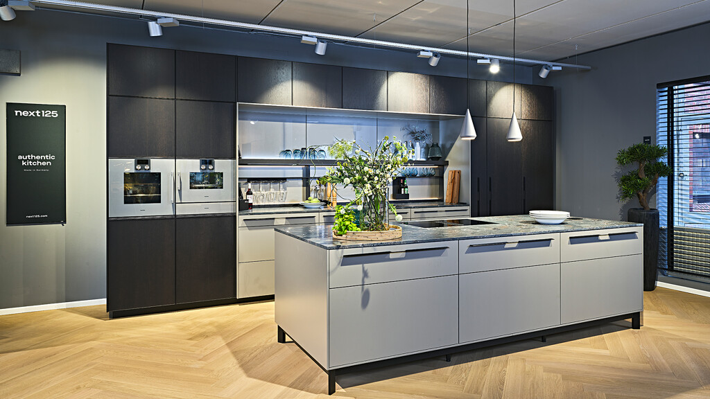 next125 NX660-dunkle Küche mit Holz-Eiche-Terragrau-koje71kh-2