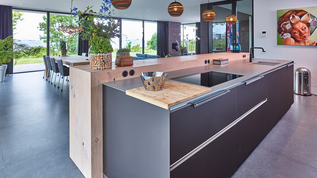 Greeploze mat zwarte eilandkeuken van Next125  - Ekelhoff Keukens