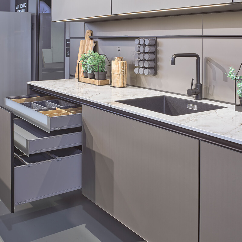 Grijs keuken van next125  met keukenblok van Ekelhoff in Duitsland