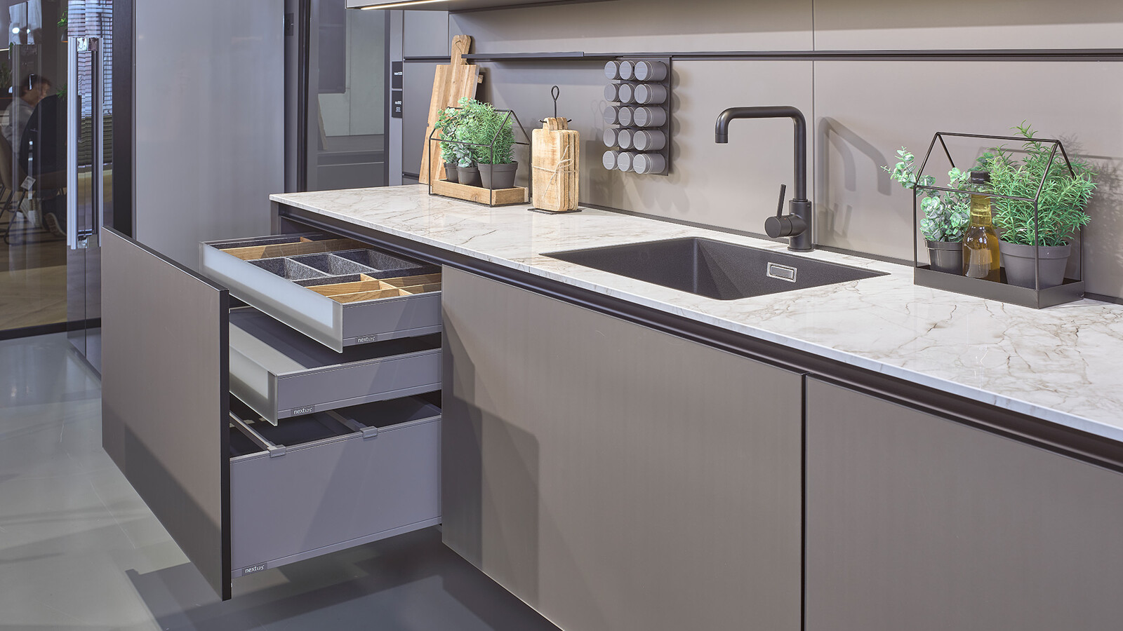 Graue Küche von next125 mit Küchenblock von Ekelhoff in Deutschland