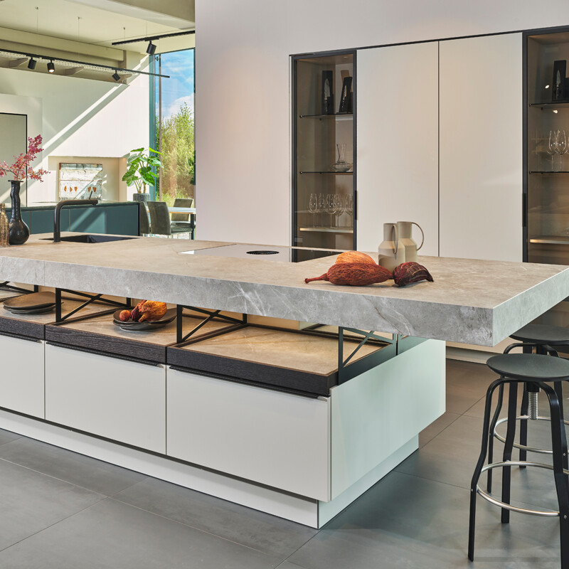 Poggenpohl Keuken +MODO met groot keukeneiland en vitrinekasten, te zien bij Ekelhoff Keukens in Nordhorn, Duitsland