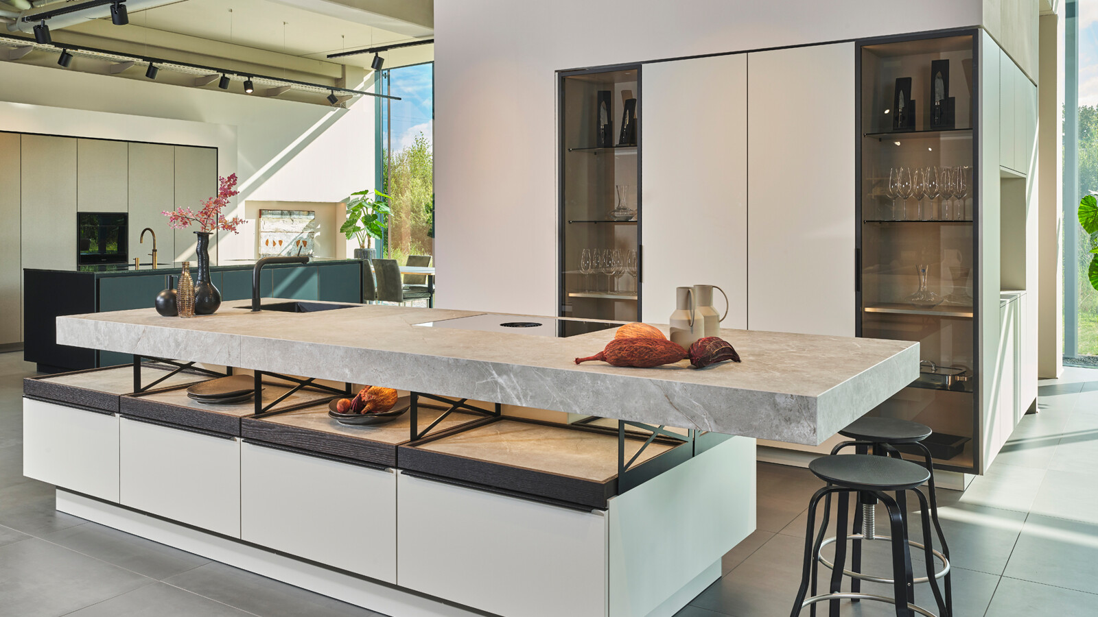 Poggenpohl Keuken +MODO met groot keukeneiland en vitrinekasten, te zien bij Ekelhoff Keukens in Nordhorn, Duitsland