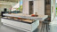 Designerküche Poggenpohl +MODO mit großer Kücheninsel und Vitrinen, ausgestellt bei Ekelhoff Keukens in Nordhorn, Deutschland