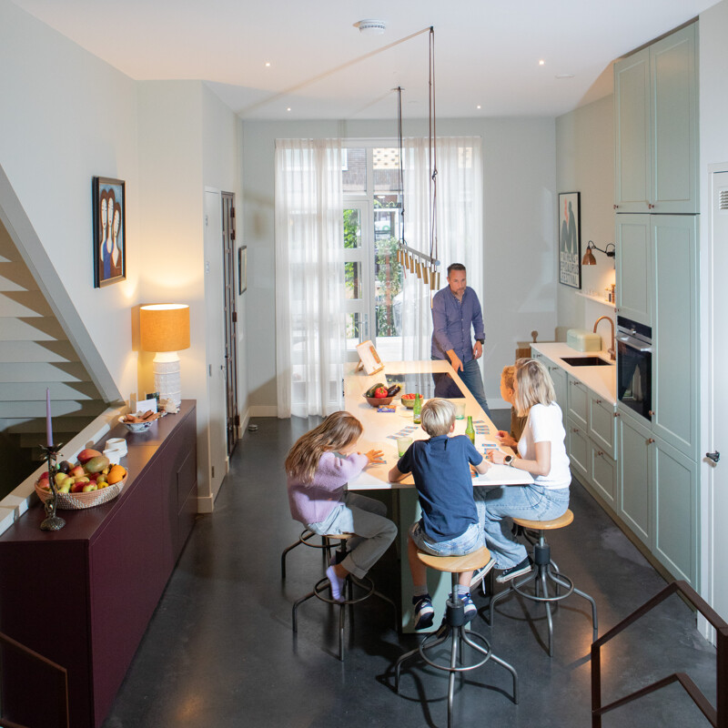 Familienküche-Wohnküche-Salbeigrüne Landhausküche-Marmor Arbeitsplatte Komposit-Ekelhoff Küchen