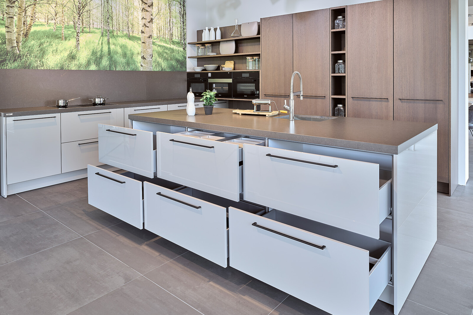Showroomkeuken: SieMatic designkeuken in L-vorm met spoeleiland met veel brede lades