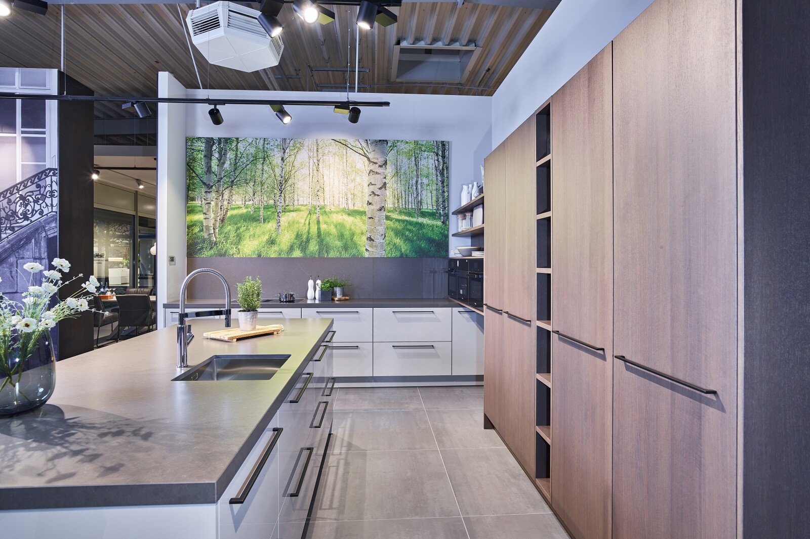 Showroomkeuken: SieMatic designkeuken met keukeneiland en houten kastenwand