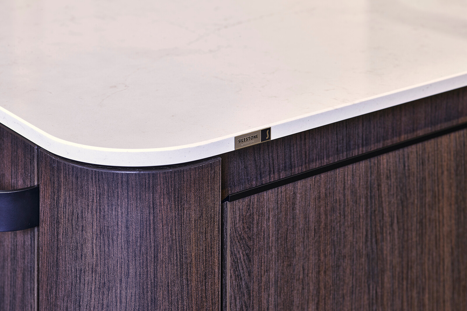 Showroomkeuken: SieMatic designkeuken, kookeiland met afgeronde hoeken