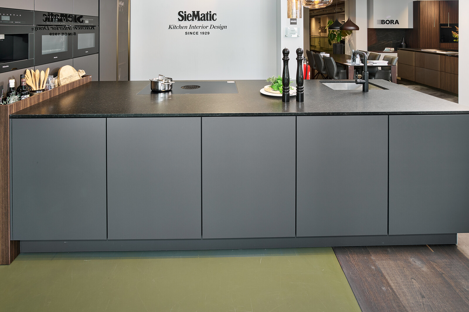 Showroomkeuken: SieMatic S2: grafietgrijze keuken in Similaque met graniet keukenblad