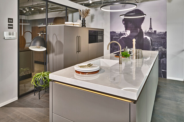 Showroomkeuken: SieMatic SLX eilandkeuken taupe - Umbra