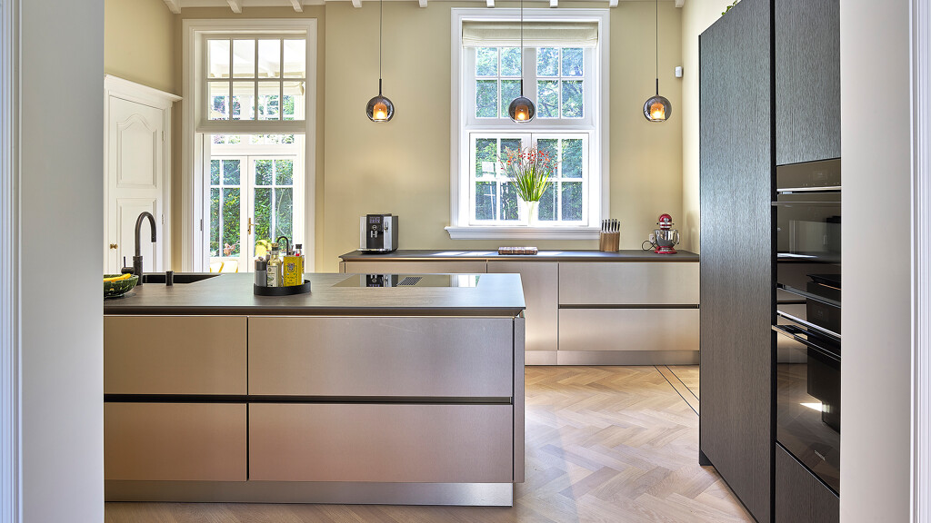 SieMatic SLX Küche in Metallic-Bronze und Eiche Darjeeling