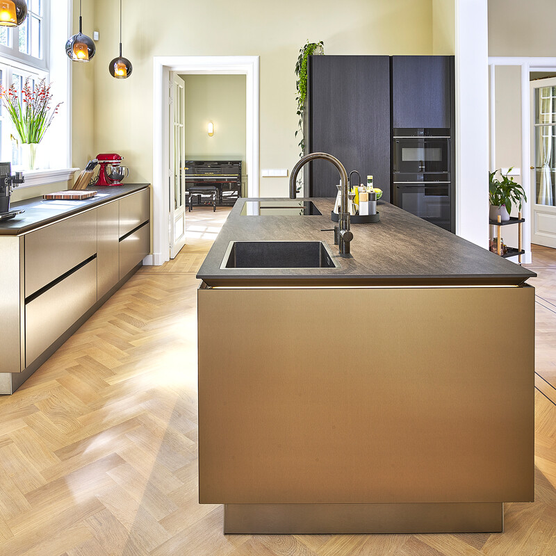 eilandkeuken siematic-slx in metallic brons en eiken-darjeeling