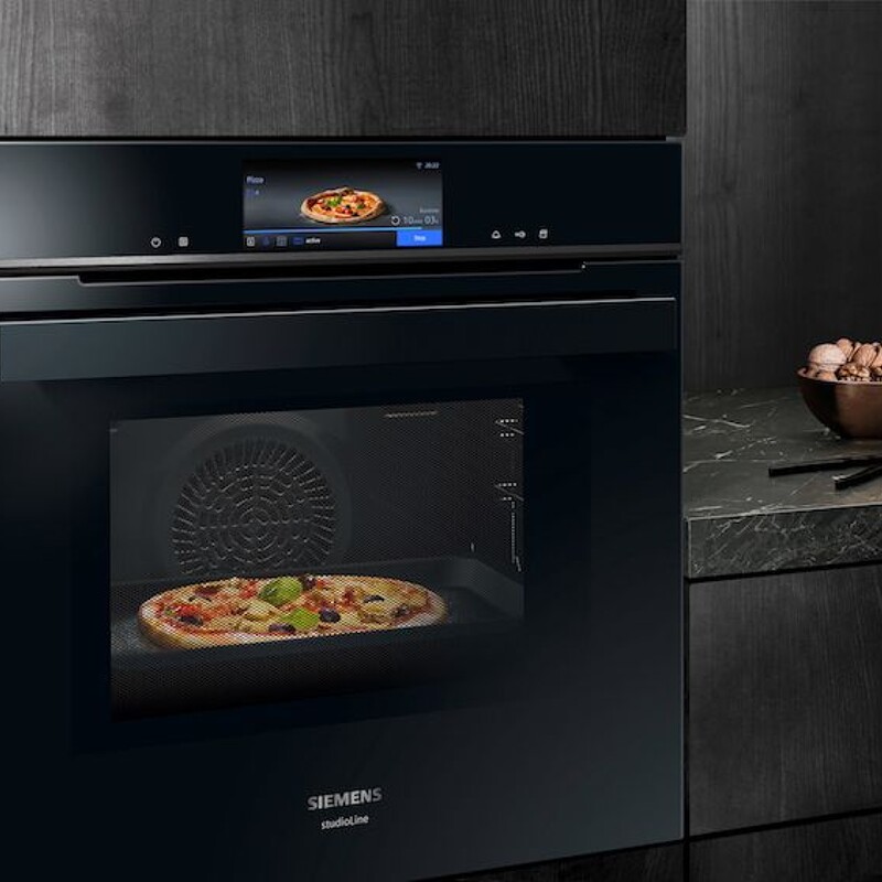 Ontdek de nieuwste keukenapparatuur van Siemens, en hoe slimme technologie uw leven makkelijker maakt. Oven met gerechtherkenning. Siemens home connect -Siemens iQ700-Siemens iQ500. Kom langs bij Ekelhoff Keukens in Nordhorn.