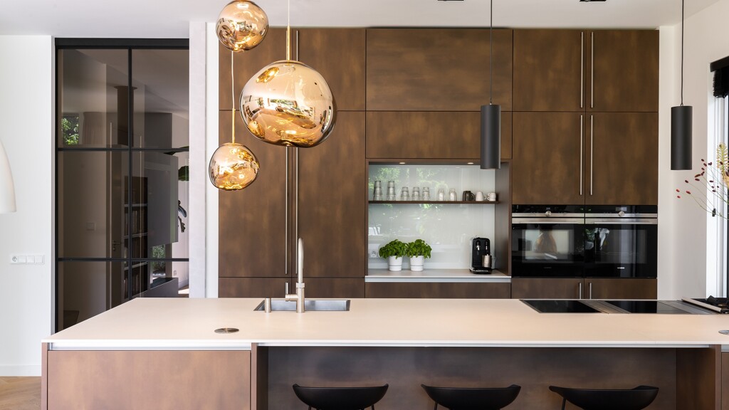 Eilandkeuken met kleine koffie nis in de kastenwand. Foto THE ART OF LIVING, JURRIT VAN DER WAAL