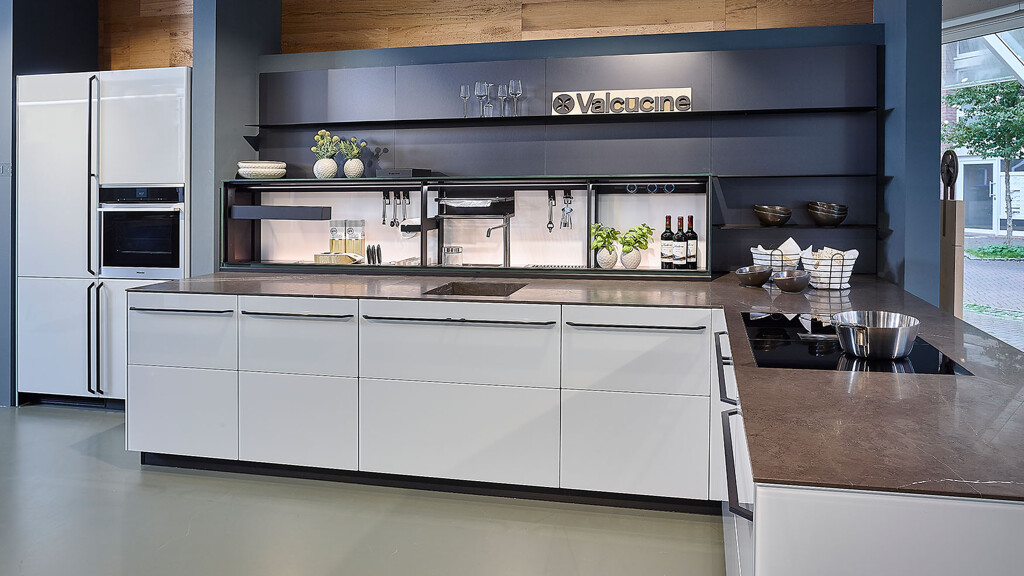 Hoekkeuken. Prachtige italiaanse designkeuken van Valcucine in de lijn Artematica. Bij Ekelhoff Keukens in Nordhorn