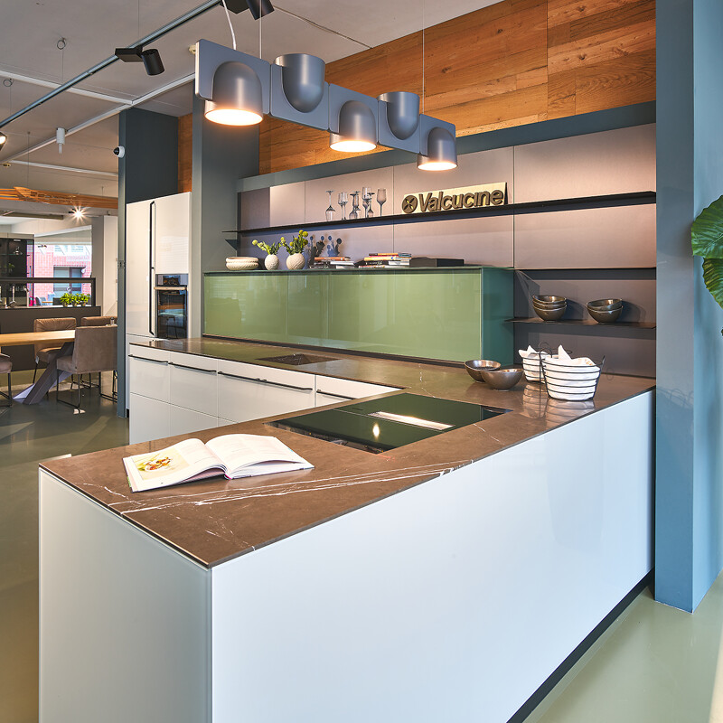Schöne Valcucine Artematica. Ausstellungsküche mit raffinierten Details. Italienisches Küchendesign, jetzt im Verkauf bei Ekelhoff Keukens
