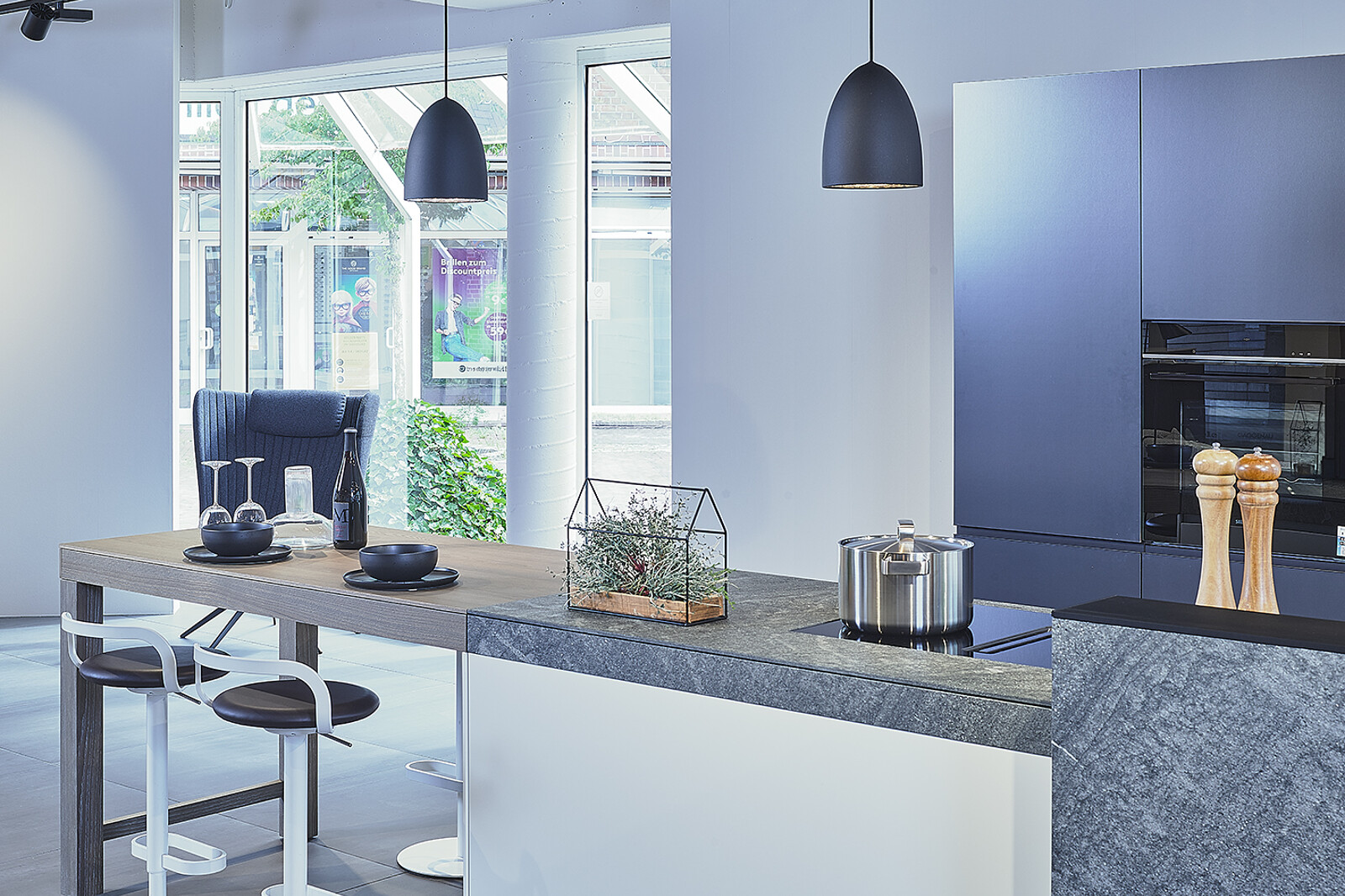 Showroomkeuken: Valcucine Italiaanse designkeuken met eiland, granieten aanrechtblad en bartafel