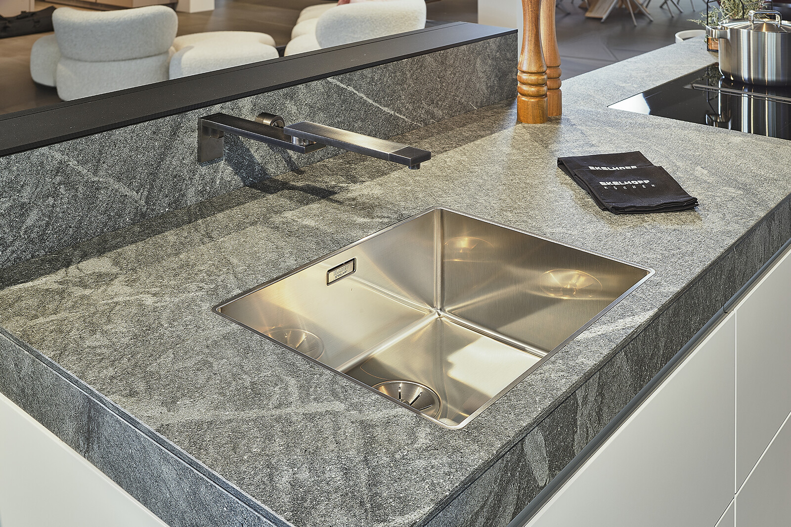Valcucine keuken met granieten werkblad, rvs spoelbak en opklapbare kraan