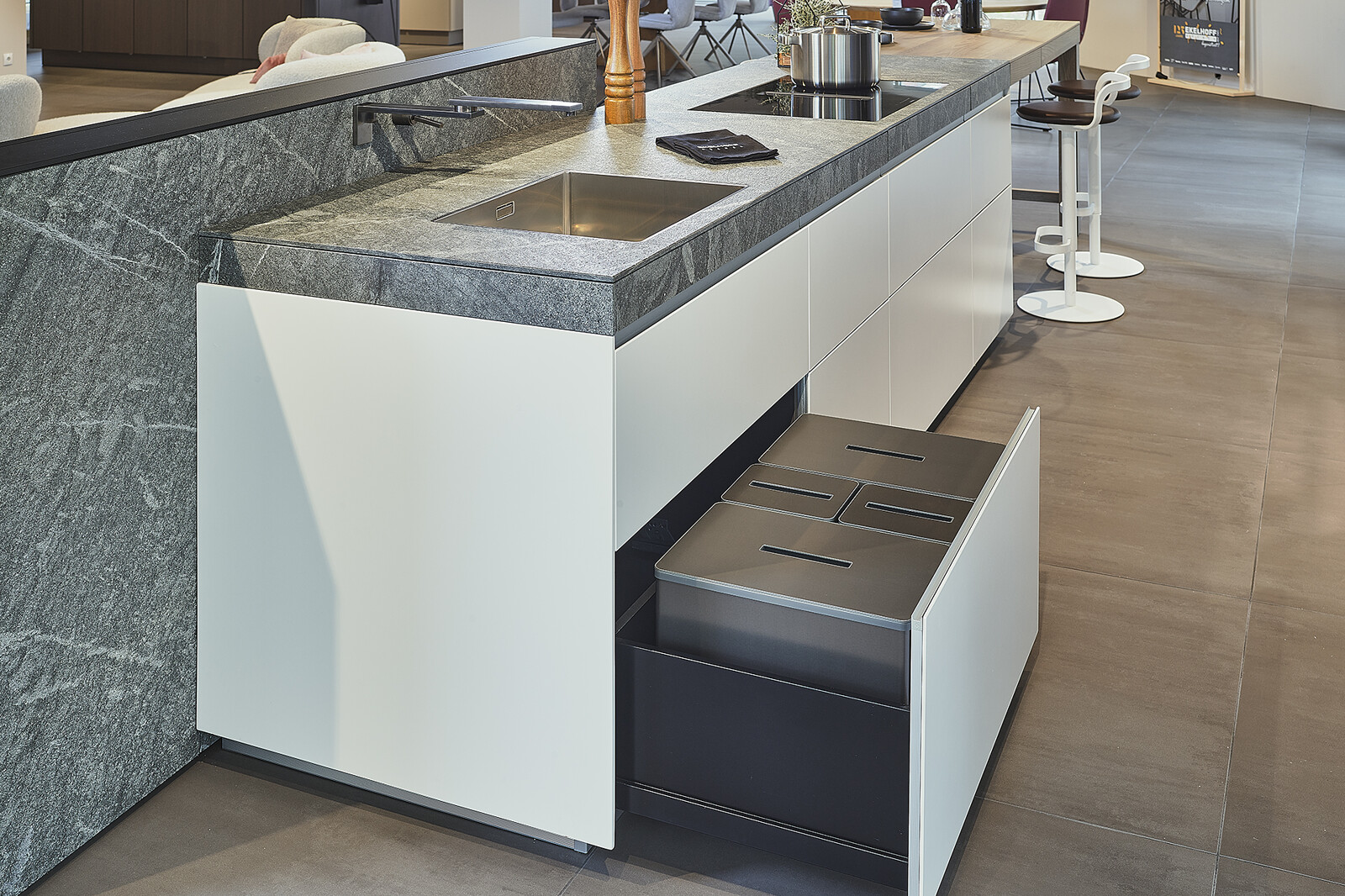 Valcucine keuken met granieten werkblad en afvalsysteem onder spoelbak