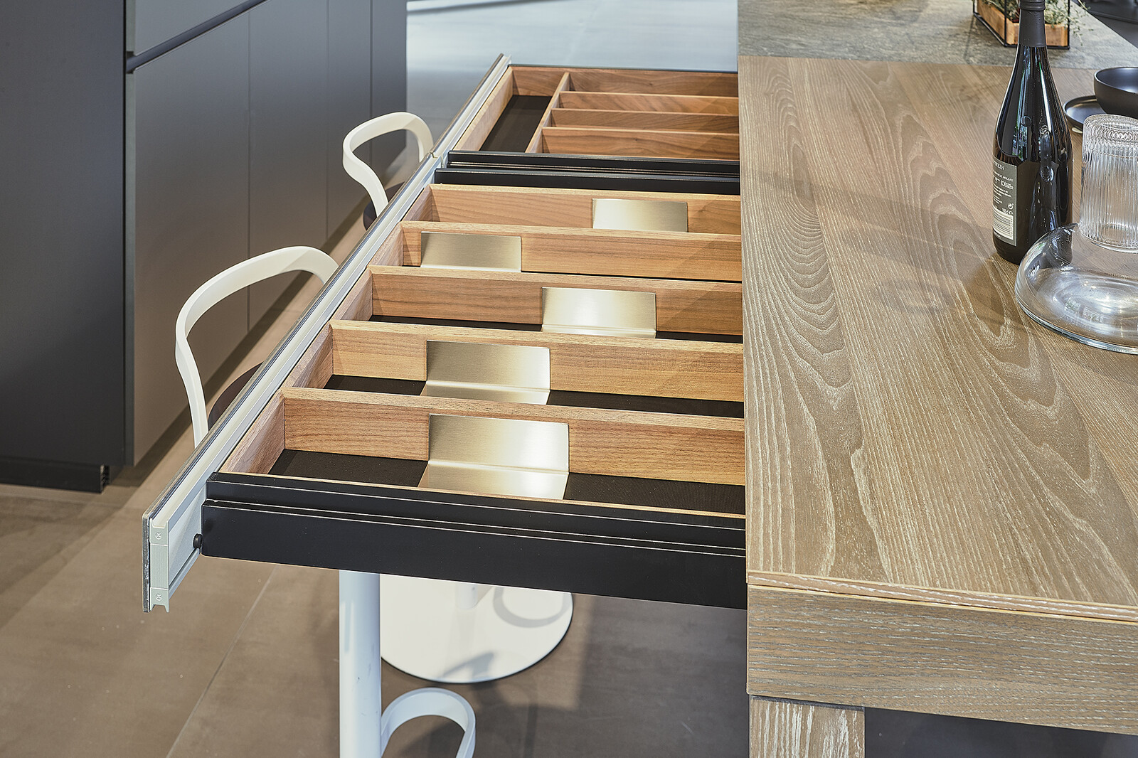Showroomkeuken: Valcucine Italiaanse design eilandkeuken met granieten aanrechtblad en verborgen lades