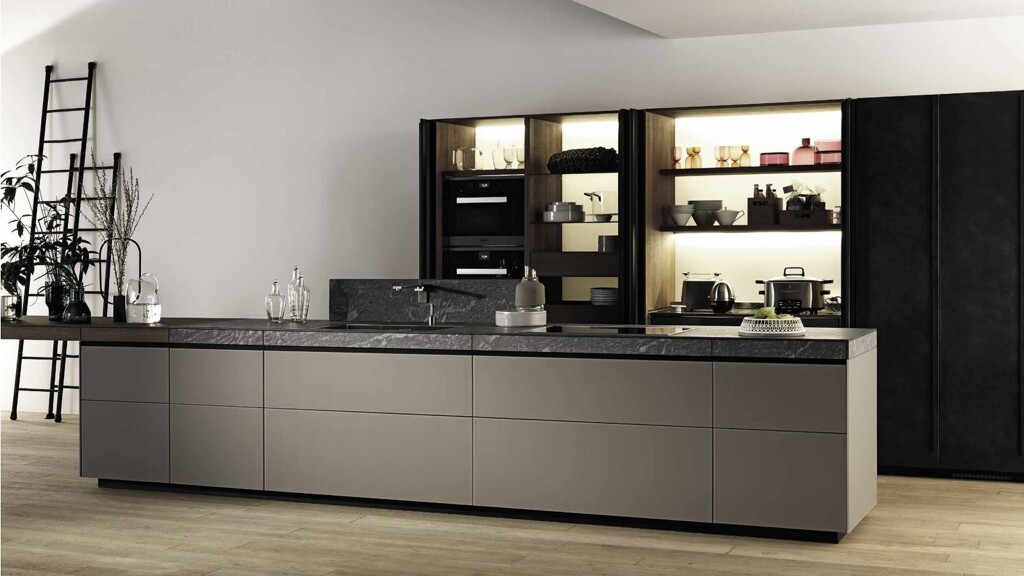 Donkere Valcucine eilandkeuken met een achterwand van open en gesloten hoge kasten