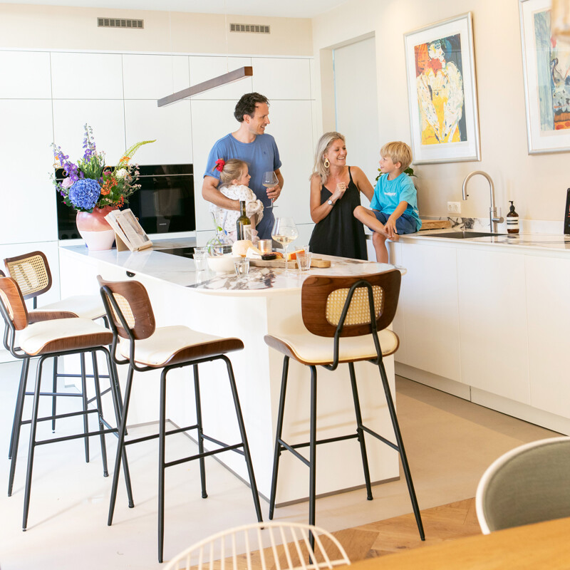 witte designkeuken-zwevende bar-groningen-Ekelhoff Keukens