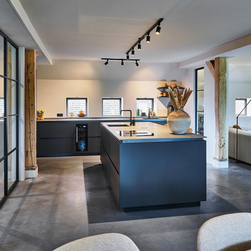 Moderne schwarze Inselküche von Contur - realisiert von Ekelhoff Küchen in Nordhorn.
