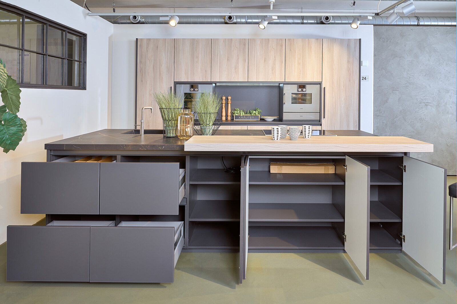 Showroomkeuken: zwarte eilandkeuken met Dekton blad en veel opbergruimte - Ekelhoff Keukens