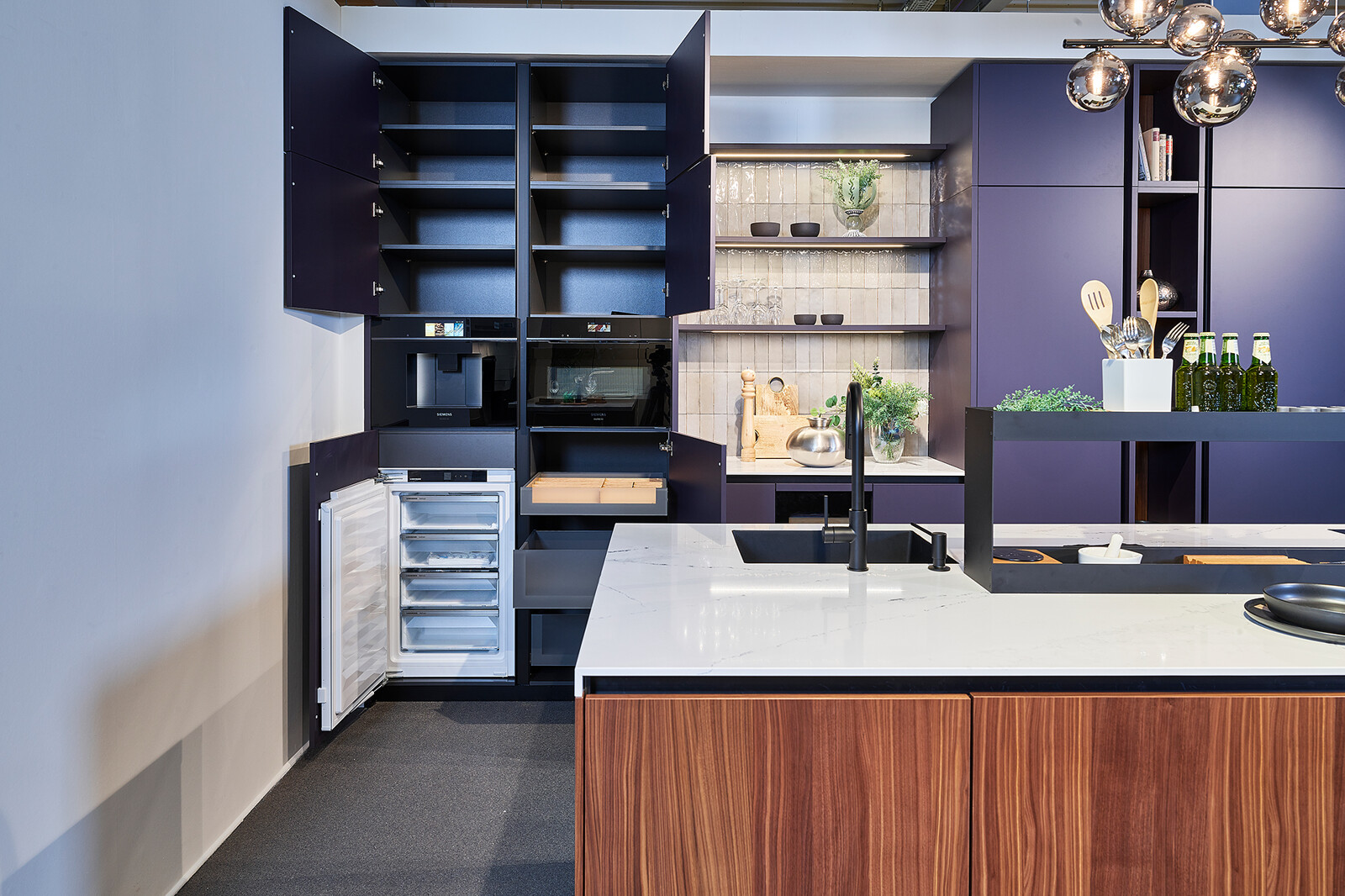 Showroomkeuken: next125 designkeuken in aubergine en notenhout met extra hoge kasten