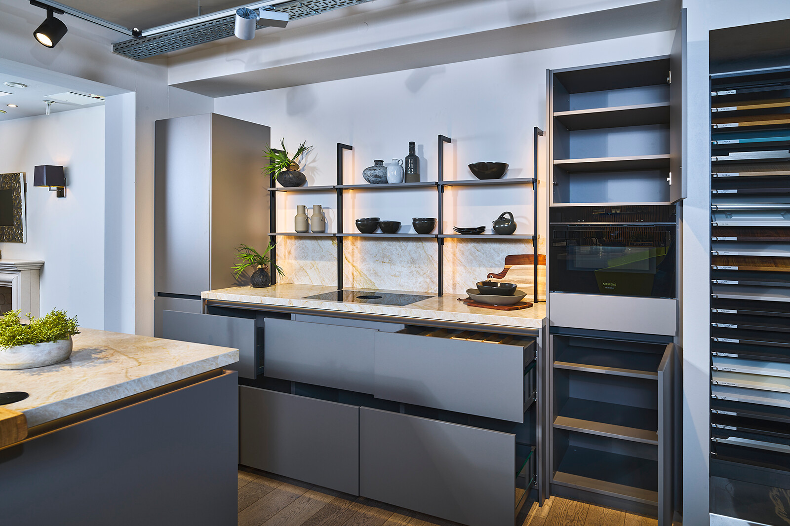 Showroomkeuken Ballerina: taupe eilandkeuken met veel praktische lades