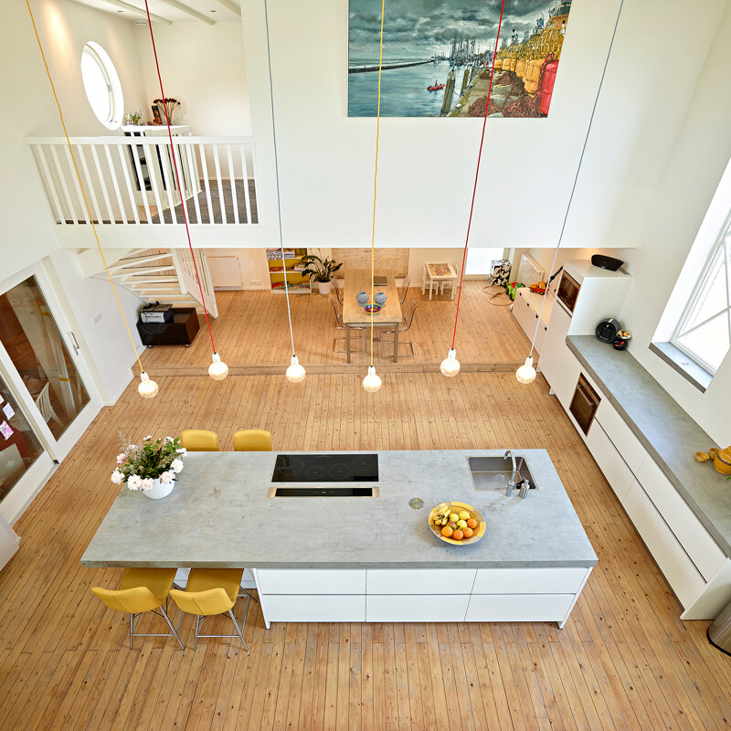 Weiße Conturküche mit Betonlook-Arbeitsplatte von Ekelhoff Küchen