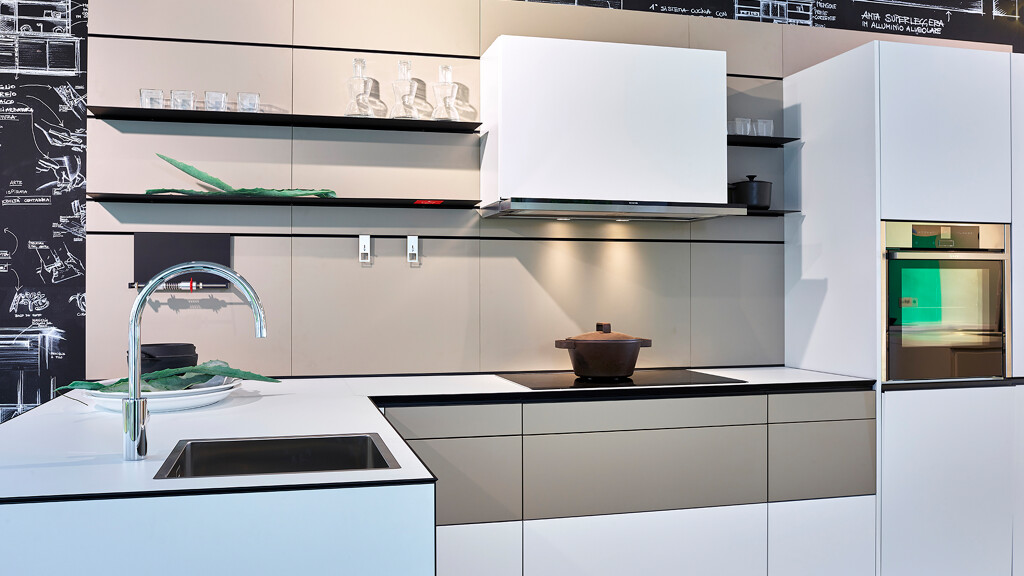 Besonderes italienisches Design: Eckküche von Valcucine. Ekelhoff Küchen in Nordhorn