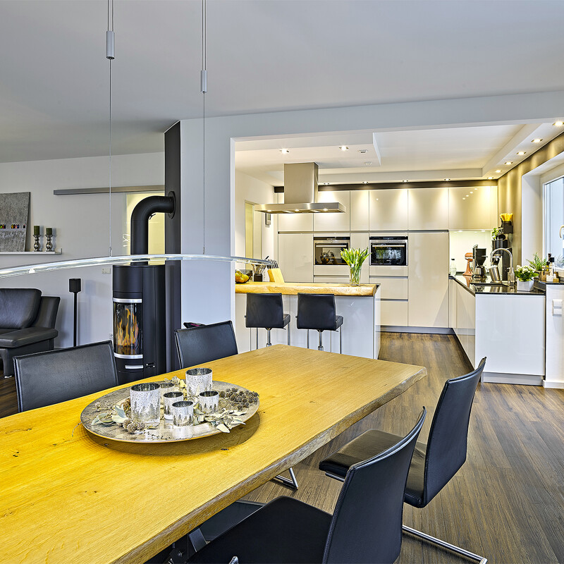 Witte hoekkeuken in hoogglanslak met schiereiland van Contur - Ekelhoff Keukens in Nordhorn