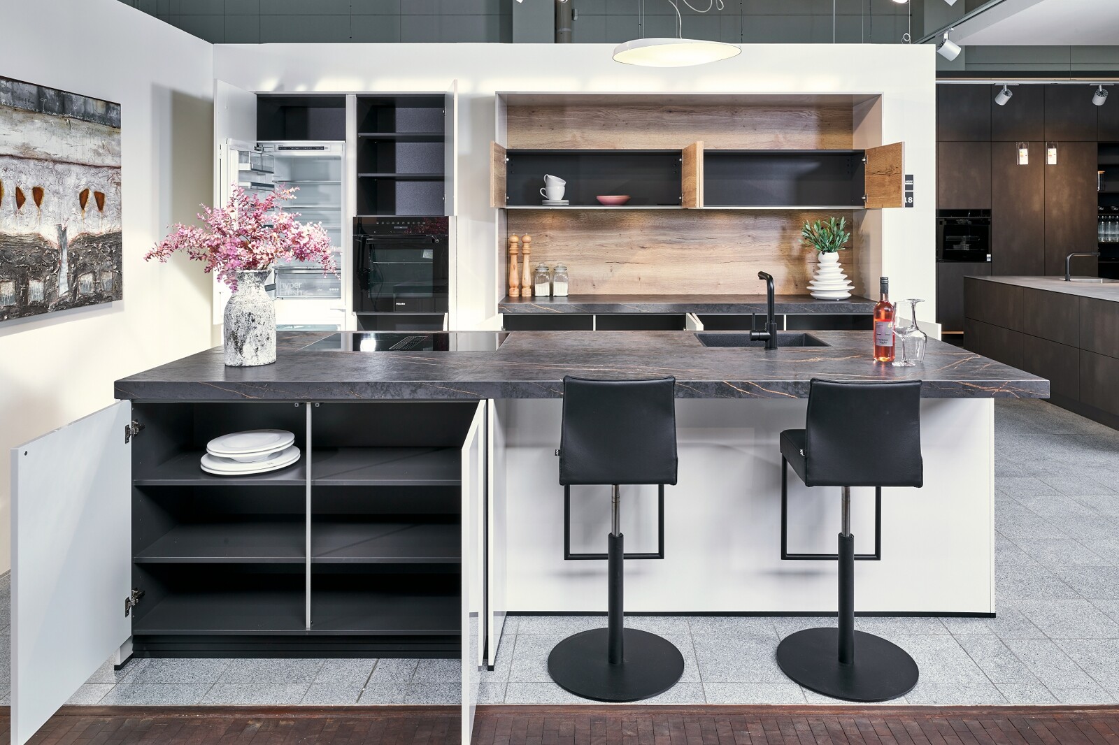 Showroomkeuken: eilandkeuken in hoogglans wit met donker corpus - Ekelhoff