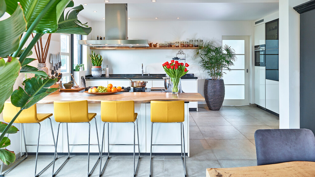 Een modern witte keuken met granieten werkblad van Ekelhoff Kuchen