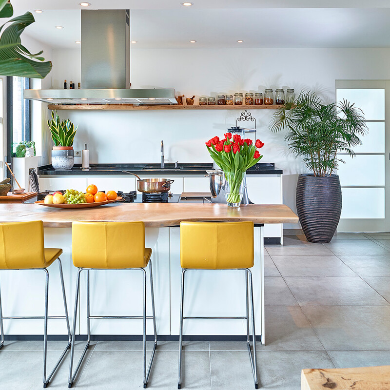 Een modern witte keuken met granieten werkblad van Ekelhoff Kuchen