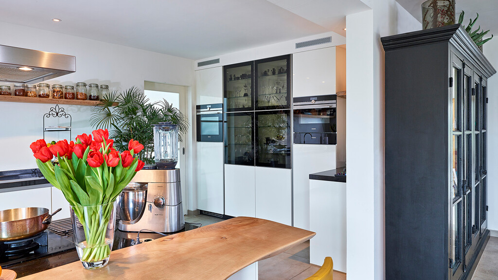 Keuken uit Duitsland!? Strakke Keuken met Kookeiland en Kastenwand