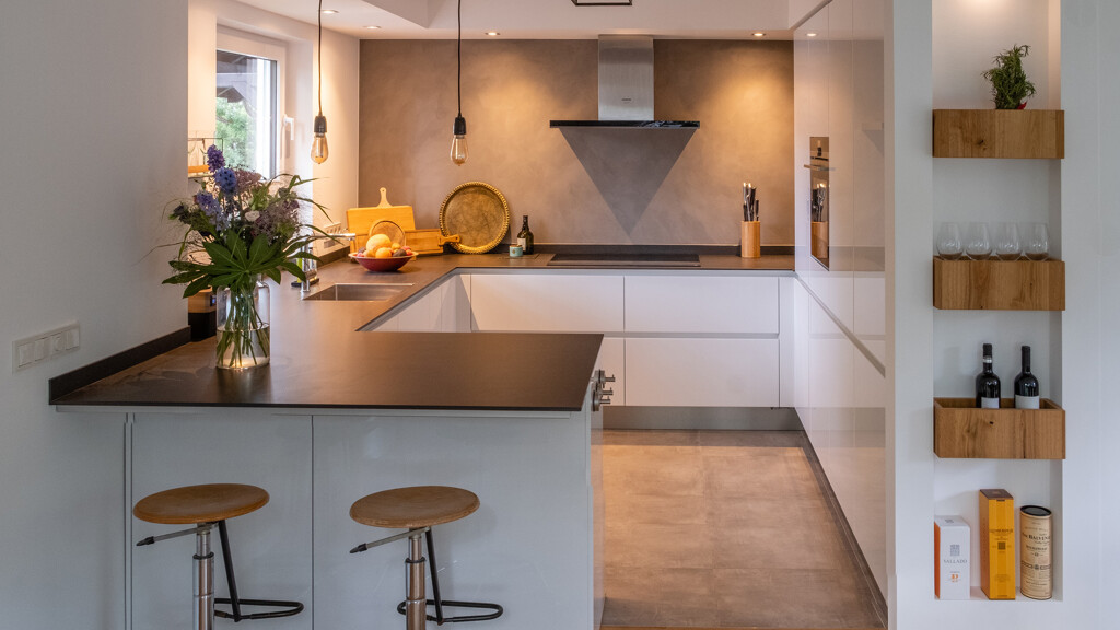 Contur U-Keuken  in kristalwit hooglans en keramiek werkblad 