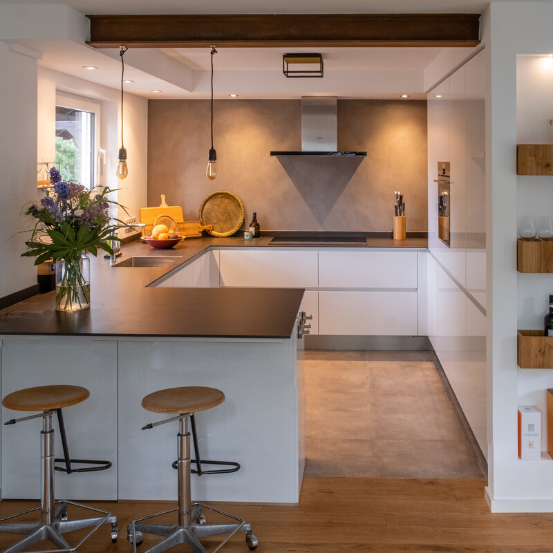 U-Küche-Schüller Contur in Kristallweiss Hochglanz mit Keramik Arbeitsplatte