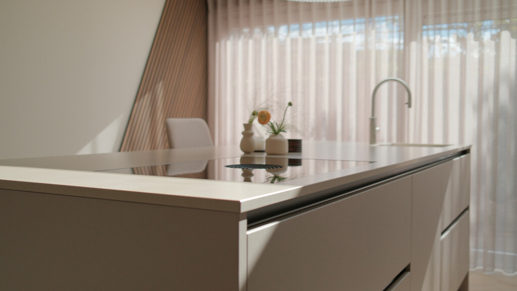 Beige Küche, Küche Sandfarbe. Contur Küche mit Kochinsel und Schrankwand. Realisiert von Ekelhoff Küchen, fotografiert von ©Jeroen Nieuwhuis