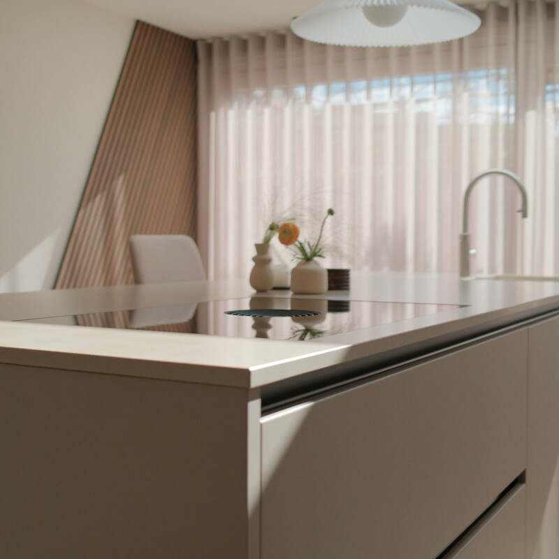 Beige Küche, Küche Sandfarbe. Contur Küche mit Kochinsel und Schrankwand. Realisiert von Ekelhoff Küchen, fotografiert von ©Jeroen Nieuwhuis