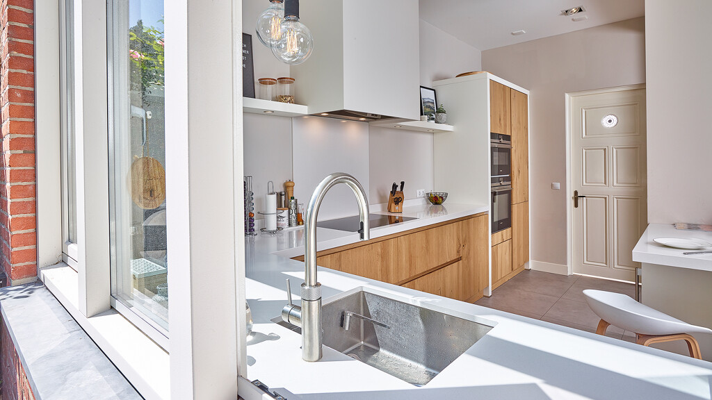 Eiken hoekkeuken met wit werkblad van Ekelhoff in Nordhorn