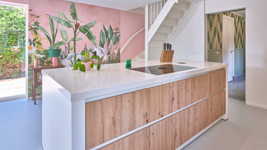 Contur-Küche mit Insel, weißer Komposit-Arbeitsplatte und weißen Seitenteilen. Fertige Küche von Ekelhoff Keukens Deutschland.