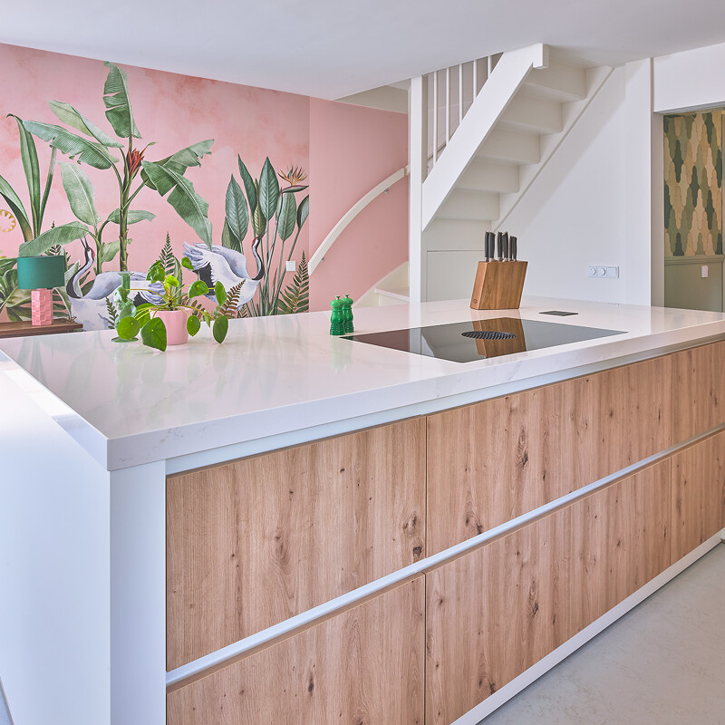 Contur-Keuken met kookeiland in wildeiken met witt composiet werkblad en witte zijpanelen van Ekelhoff Keukens Duitsland.