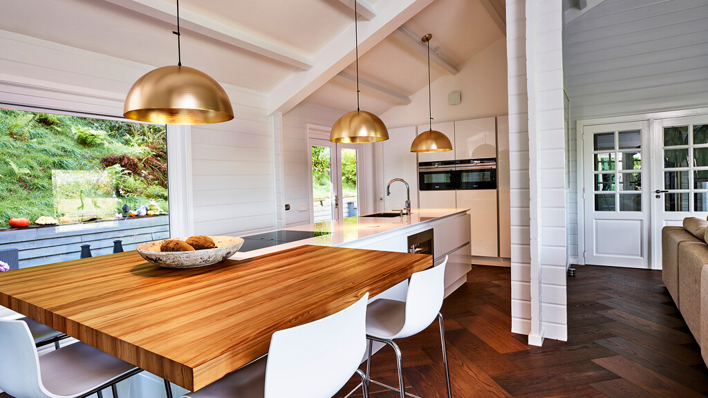 Eilandkeuken van next125 keuken in hoogglans UV-lak wit met composiet werkblad