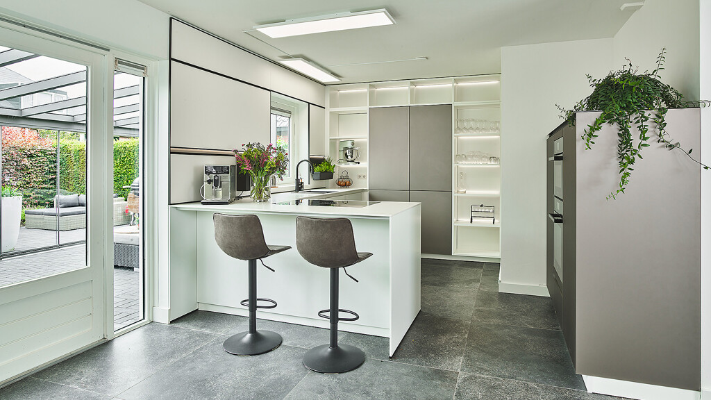 Keuken van next125 in G-vorm met klein schiereiland en bar.